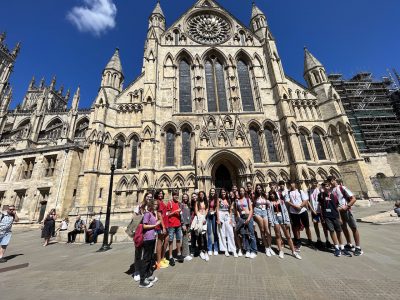 Primeras clases, amigos internacionales, juegos y visita a las mazmorras – York ’22