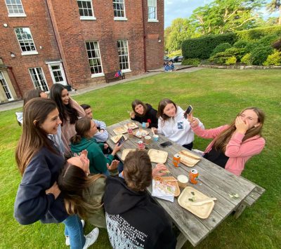 Primeras clases, natación y Arts and Crafts, noche disco, BBQ y Alton Towers – Shrewsbury ’23