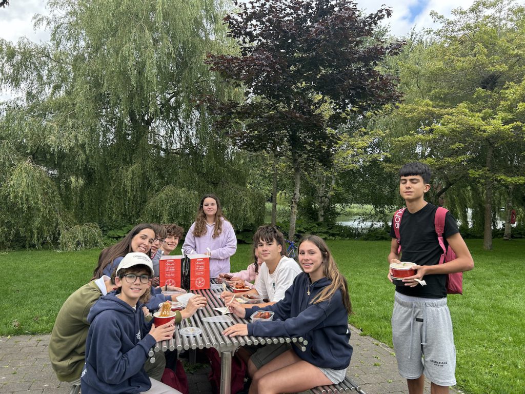 Cena en Peter’s Lake Park, bingo, piscina y juegos tradicionales como ‘hurling’ – Monaghan ’25